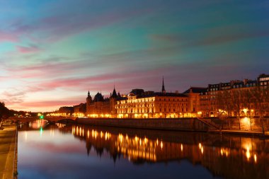 Seine nehrinin kıyısında ve Paris 'in merkezinde gün doğumunun erken saatlerinde yer alan bir bina. Fransa tarihinde Kral 'ın sarayı, hapishane ve adalet salonu oldu..