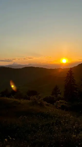 Gölün üzerinde güzel bir gün batımı