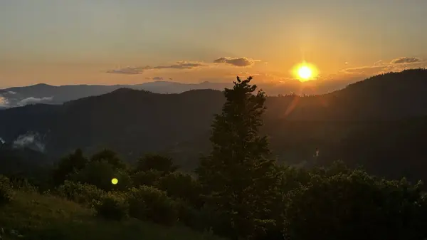 Dağlarda güzel bir gün batımı