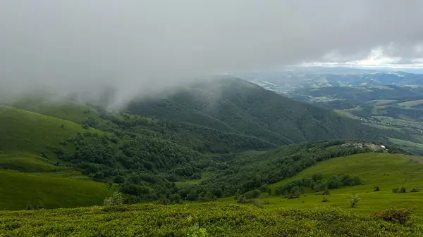 Dağları ve bulutları olan güzel bir manzara