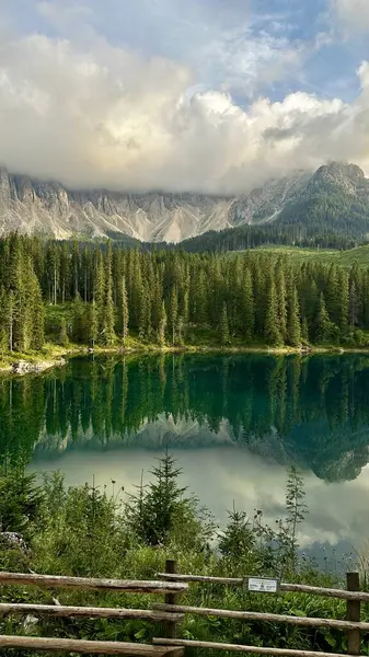 Güney Tyrol Dolomitlerindeki güzel Carezza Gölü 