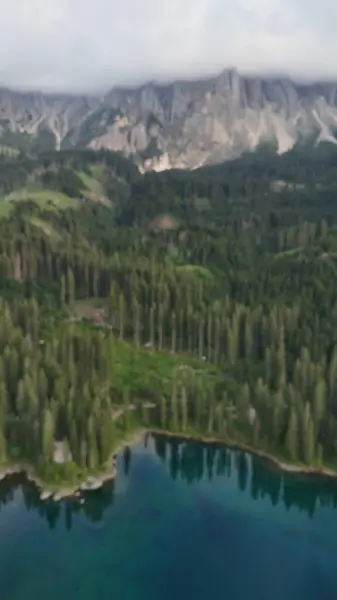 Carezza Gölü 'ndeki drone görüntüsü dolomitlerde