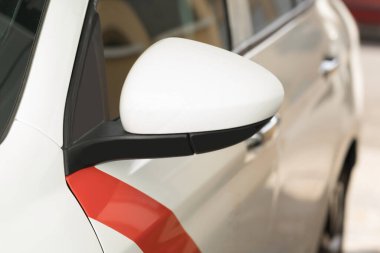 Otomobil tamircisi mekanik garajda araç motorları üzerinde çalışıyor. Tamir servisi. otantik yakın çekim