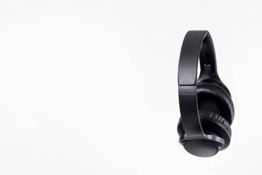 Beyaz arka planda yüksek kaliteli kulaklıklar. Müzik dinlemek için kulaklıkların ürün fotoğrafçılığı