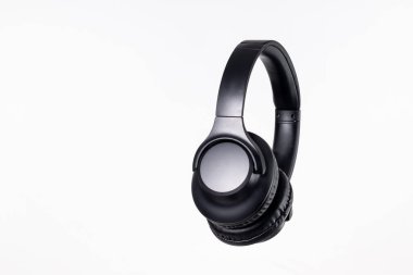 Beyaz arka planda yüksek kaliteli kulaklıklar. Müzik dinlemek için kulaklıkların ürün fotoğrafçılığı