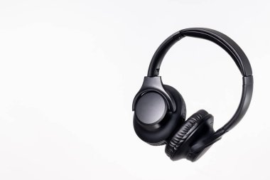 Beyaz arka planda yüksek kaliteli kulaklıklar. Müzik dinlemek için kulaklıkların ürün fotoğrafçılığı