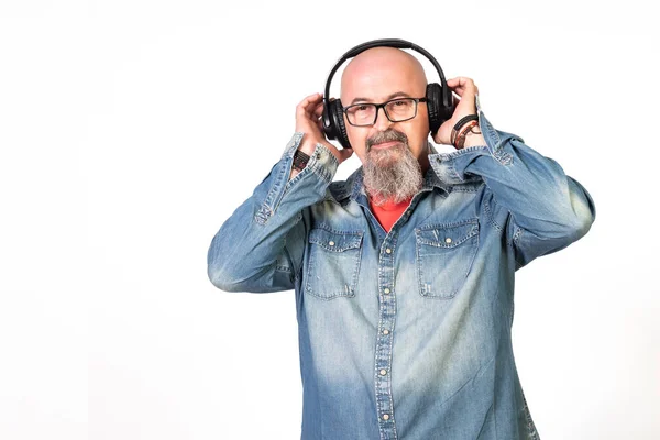 Skallig Medelålders Man Med Getskägg Och Glasögon Lyssnar Musik Med — Stockfoto