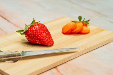 Taze olgun çilekler koyu kırmızı renkli, mevsimlik meyveler İspanya