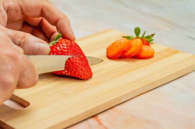 Taze olgun çilekler koyu kırmızı renkli, mevsimlik meyveler İspanya