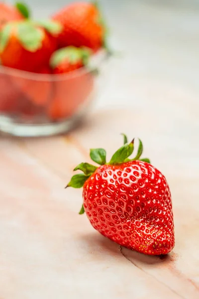 带有深红色的新鲜成熟草莓 季节性水果西班牙 — 图库照片