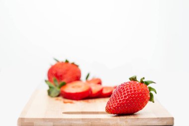 Taze olgun çilekler koyu kırmızı renkli, mevsimlik meyveler İspanya