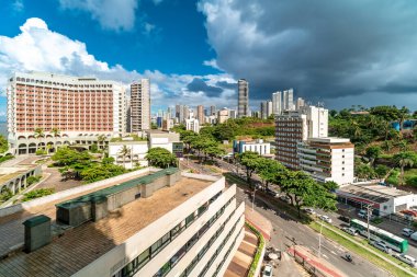 Salvador, Brezilya - 22 Şubat 2022: Okyanus kıyısındaki modern şehir manzarası