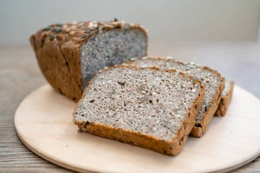 bütün tahıl ekmeği ahşap tablo.