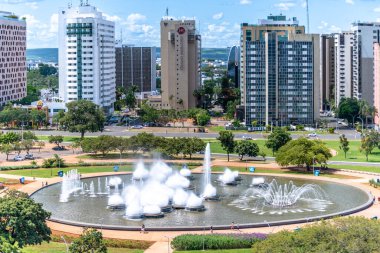 Brasilia, Brezilya - 28 Şubat 2022: Başkent modern binalarla birlikte ufuk çizgisi.