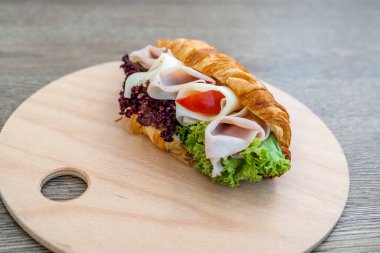 Jambon, peynir ve sebzeyle dolu kruvasan..