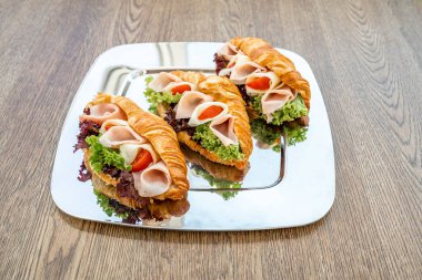 Jambon, peynir ve sebzeyle dolu kruvasan..