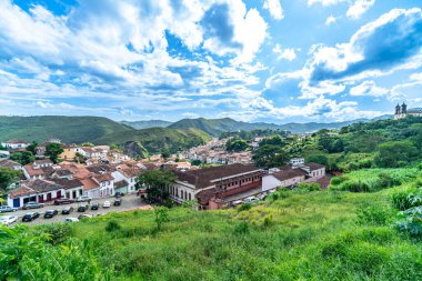 Ouro Preto, Brezilya - 4 Mart 2022: Turist kasabasının kilise, meydan ve caddeleri, unesco.