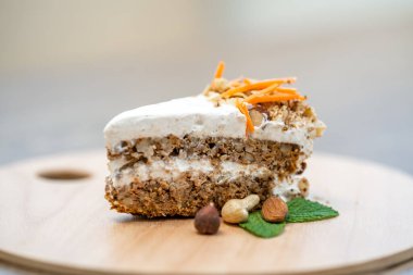 Tahta tepside havuçlu kek..