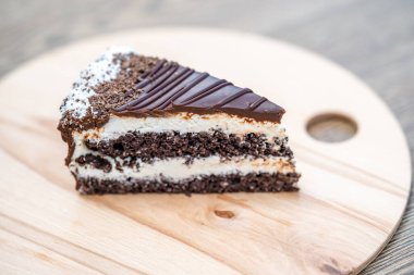 Krem ve krema ile çikolatalı kek