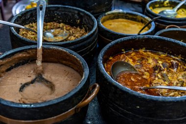 Yemek masasındaki tencerede et kızart..