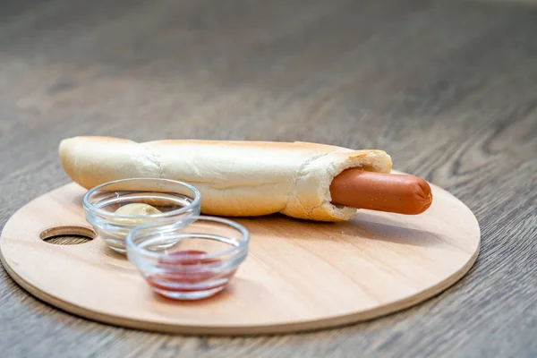 Hot Dog Bułce Musztardą Ketchupem — Zdjęcie stockowe