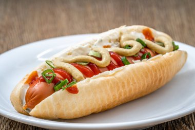 Hardallı, ketçaplı ve taze soğanlı sosisli..