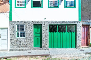 Güney Amerika 'daki küçük kasabaların ön cepheleri.