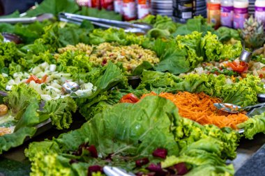 Büfe masasında sebze ve makarna salatası.