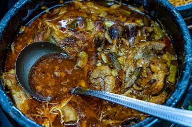 Yemek masasındaki tencerede et kızart..