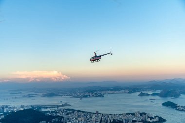 Rio de Janeiro 'nun üzerinde helikopter var. Yüksek kalite fotoğraf