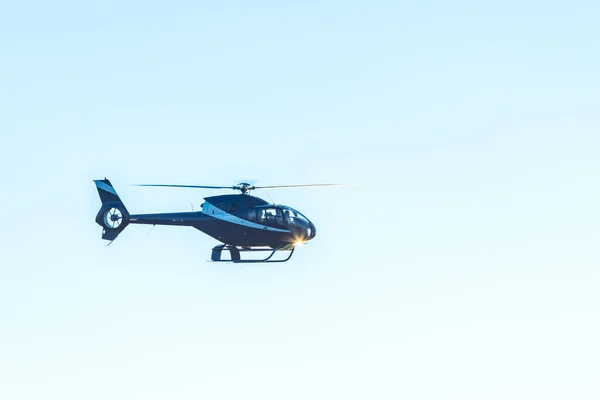 直升机在蓝天中飞行 高质量的照片 — 图库照片