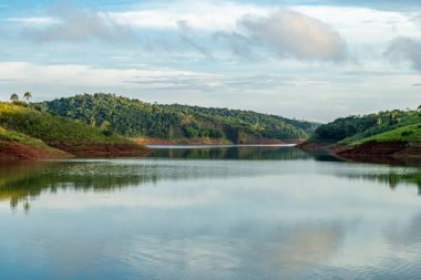 Güney Amerika 'nın doğasındaki gölün güzel manzarası. Yüksek kalite fotoğraf