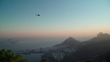 Rio de Janeiro 'nun üzerinde helikopter var.. 