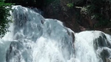 Brezilya 'da şelale doğada.