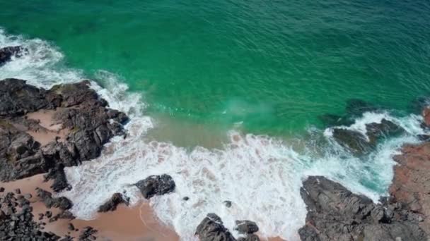 Una Piccola Spiaggia Sabbia Sulla Costa Dell Oceano Tra Scogliere — Video Stock