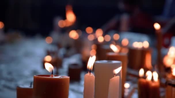 Brandende Kaarsen Kerk Tijdens Ceremonie Hoge Kwaliteit Beeldmateriaal — Stockvideo