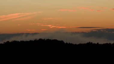 Dağ manzarasında renkli bir gün doğumu. Yüksek kalite fotoğraf