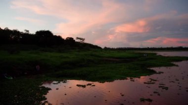Doğada gölün üzerinde renkli bir gün doğumu. Yüksek kalite fotoğraf