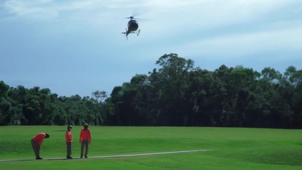 Guazu Şelalesi Nde Turistler Için Helikopter Cazibesi Yüksek Kalite Görüntü — Stok video