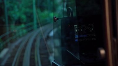 Brezilya - Mart 2022: Rio de Janeiro 'daki Kurtarıcı İsa heykeline giden tren. Yüksek kalite 4k görüntü