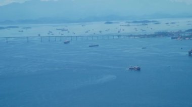 Rio de Janeiro 'daki Brezilya havaalanından kalkan uçak. Yüksek kalite 4k görüntü