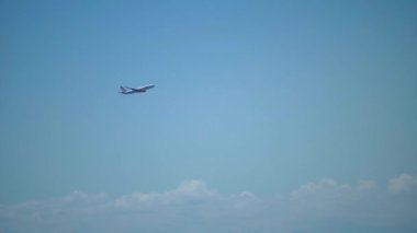 Rio de Janeiro 'daki Brezilya havaalanından kalkan uçak. Yüksek kalite 4k görüntü