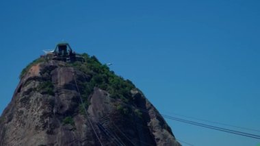 Rio de Janeiro 'daki Brezilya havaalanından kalkan uçak. Yüksek kalite 4k görüntü