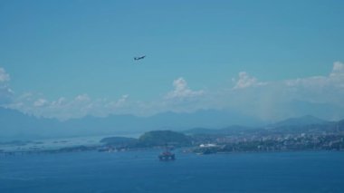 Rio de Janeiro 'daki Brezilya havaalanından kalkan uçak. Yüksek kalite 4k görüntü