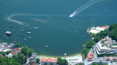 açık denizde demirlemiş gemiler.