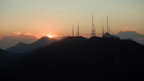 Ηλιοβασίλεμα Πάνω Από Τους Πύργους Μετάδοσης Στο Ρίο Ντε Τζανέιρο — Αρχείο Βίντεο
