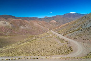 Karla kaplı tepeleri olan Güney Amerika And Dağları 'nın muhteşem manzarası.