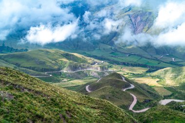 And Dağları 'ndaki dolambaçlı dağ yolları bulutlarla kaplı gökyüzü. 