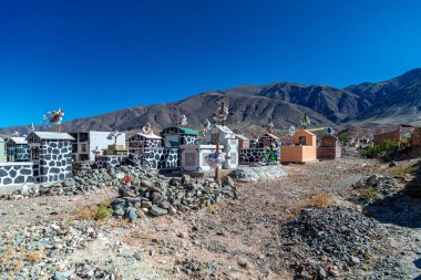 La Poma, Arjantin - 11 Nisan 2022: And dağlarının eteklerinde bir mezarlık. 