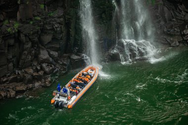 İguazu Şelalesi 'nde turistleri çeken bir tekne. Yüksek kalite 4k görüntü
